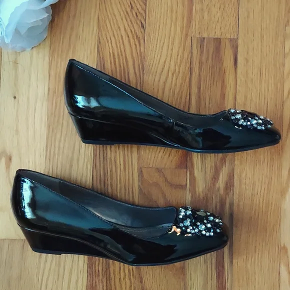 Adrienne Vittadini Palm Beach Black Patent Wedges w/ Rhinestone Details Size 6 - Picture 3 of 16